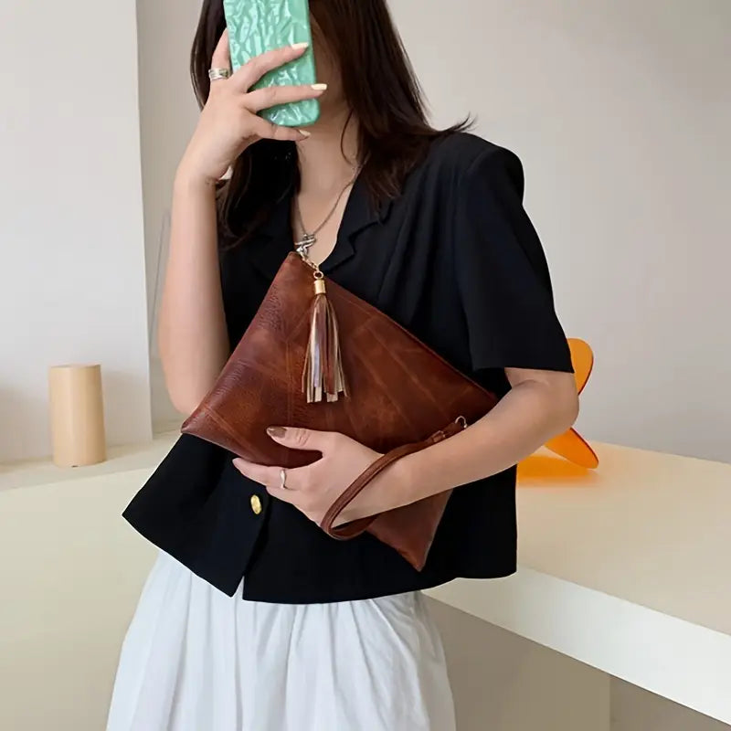 Cartera de mano con diseño retro texturizado